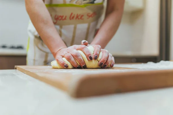 Женщина готовит торты на кухонном фоне — стоковое фото