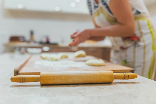 Руки для выпечки теста со скалкой на деревянном столе — стоковое фото
