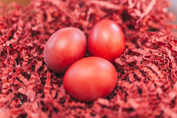 Kırmızı Paskalya yortusu yumurta