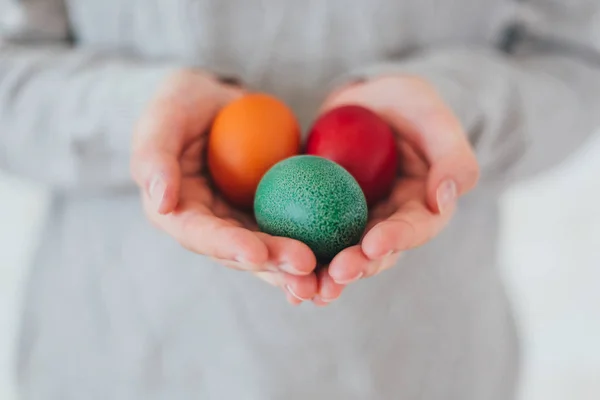 Beautiful woman hands holden colorful easter egg with perfect nails can be used as background — Stock Photo, Image