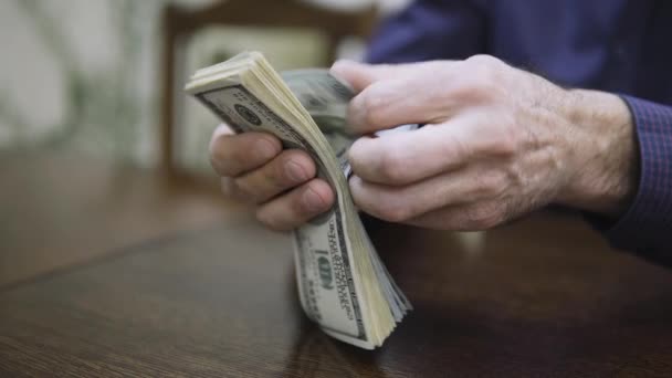 Ο άνθρωπος μετράει τους λογαριασμούς δολαρίων. Εσωτερικη αρσενικό χέρια καταμέτρηση χρημάτων μετρητών — Αρχείο Βίντεο