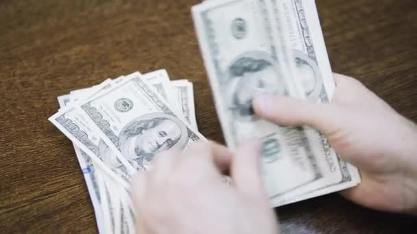 Homem a contar notas de dólar. Close-up de mãos masculinas contar dinheiro em dinheiro — Vídeo de Stock