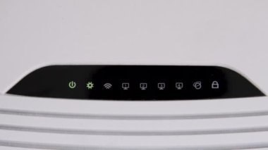 Güç veren ışıklar ve internet bağlantısı durumu ile çalışan yönlendirici