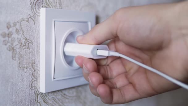 Mão colocando plug em tomada de eletricidade usb dispositivo celular carga — Vídeo de Stock