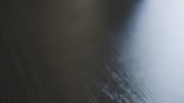 Beyaz ve sarı vitaminler ve takviyelerin el ele tutuşması