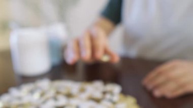 Adamın biri elinde şişenin arka planında Omega-3 hapları tutuyor.