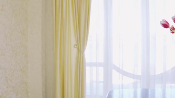 Dolly Shot der romantischen Vase aus rosa Tulpen in einem modernen Design weißen Wohnzimmer — Stockvideo