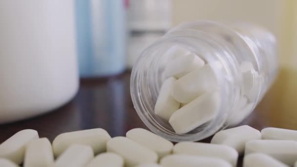 Pílulas Brancas Mesa Aproximando Lentamente Garrafa Foco Macro Close — Vídeo de Stock