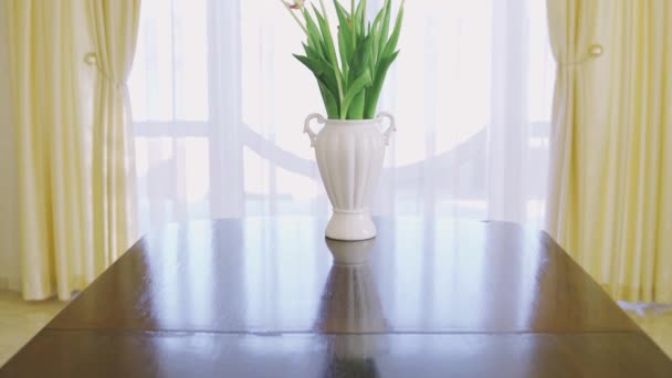 Hermoso ramo de coloridos tulipanes en jarrón. Feliz Día de las Madres. Primavera — Vídeos de Stock