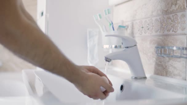 Закройте Руки Мужчина Моет Руки Мылом Ванной Утренняя Гигиена — стоковое видео