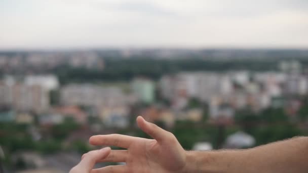 Vänliga handslag av två män på bakgrunden av staden på en solig dag — Stockvideo