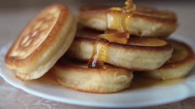 Krep akçaağaç pekmezi balı krep yığınına dökülüyor.