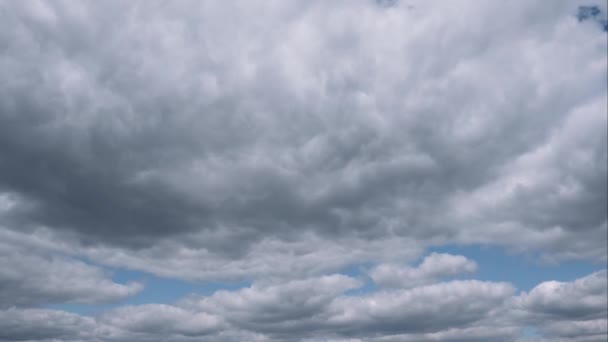 Weiße Wolken ziehen an einem bewölkten Tag in den blauen Himmel — Stockvideo