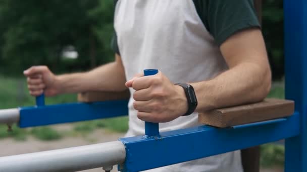 Joven atleta hombre haciendo ejercicio al aire libre en verano haciendo ejercicios de prensa — Vídeos de Stock