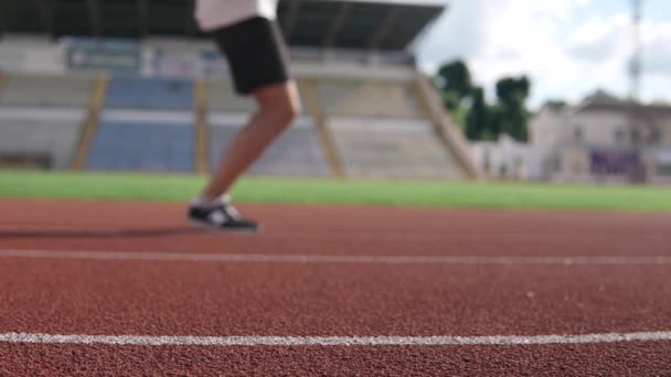 Sportovec skákací lano na stadionu za slunečného dne — Stock video