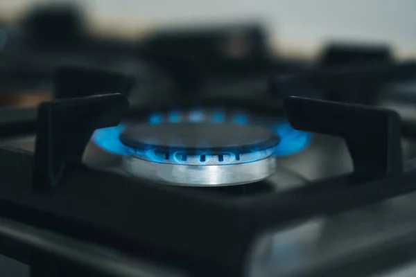 Kitchen burner turning on.Stove top burner igniting into a blue cooking flame. — Zdjęcie stockowe