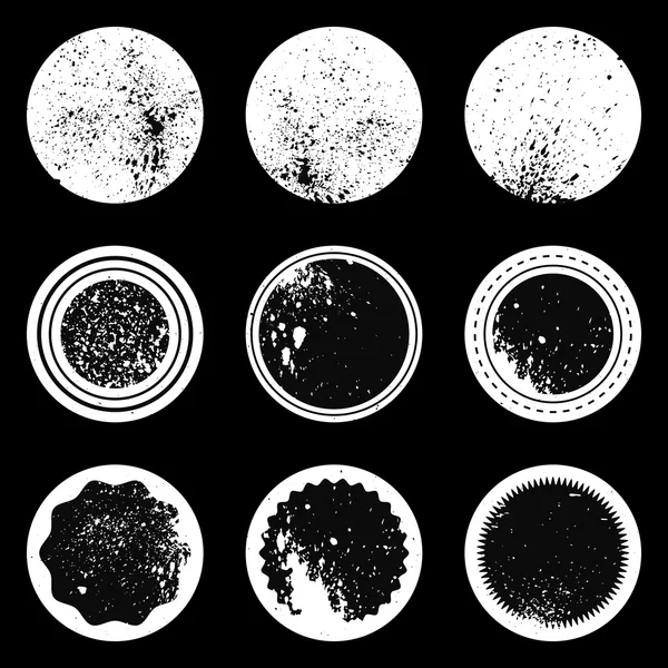 Set aus weißen und schwarzen Vintage Grunge Kreisen Etikett mit Spray t — Stockvektor