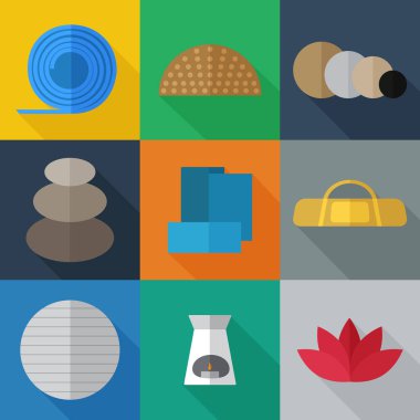 Renkli kareler üzerinde basit yoga ekipmanları düz simgeler kümesi