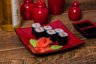 Güzel suşi setleri ve rulo setleri.