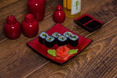 Güzel suşi setleri ve rulo setleri.