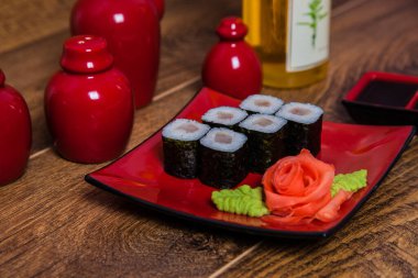 Güzel suşi setleri ve rulo setleri.