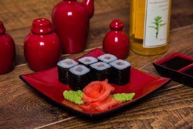 Güzel suşi setleri ve rulo setleri.