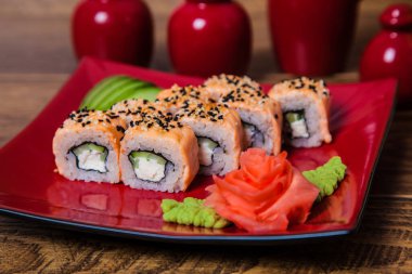 Güzel suşi setleri ve rulo setleri.