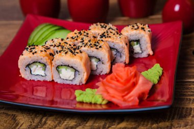 Güzel suşi setleri ve rulo setleri.