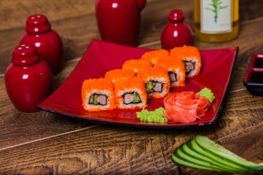 Güzel suşi setleri ve rulo setleri.