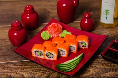 Güzel suşi setleri ve rulo setleri.
