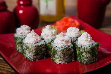 Güzel suşi setleri ve rulo setleri.