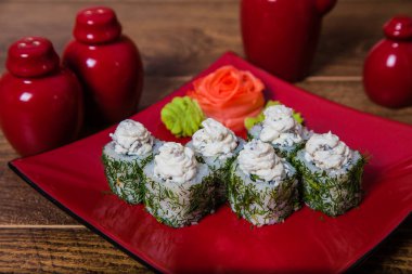 Güzel suşi ve rulo