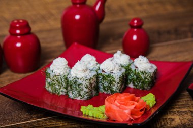 Güzel suşi ve rulo