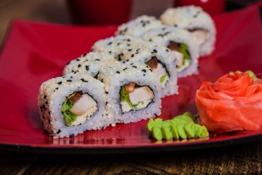 Güzel suşi setleri ve rulo setleri.