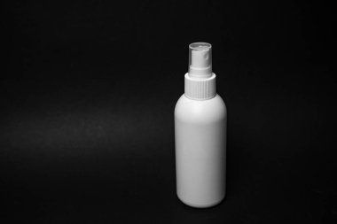 El ve yüzeyleri dezenfekte etmek için beyaz bir şişede dezenfekte edici.