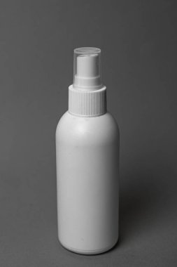 El ve yüzeyleri dezenfekte etmek için beyaz bir şişede dezenfekte edici.