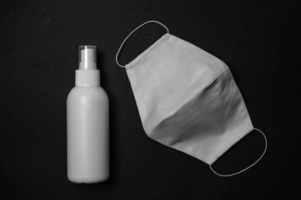 얼굴을 소독하기 Covid Sanitizer 바이러스에 대항하여 얼굴을 보호하는 마스크 — 스톡 사진