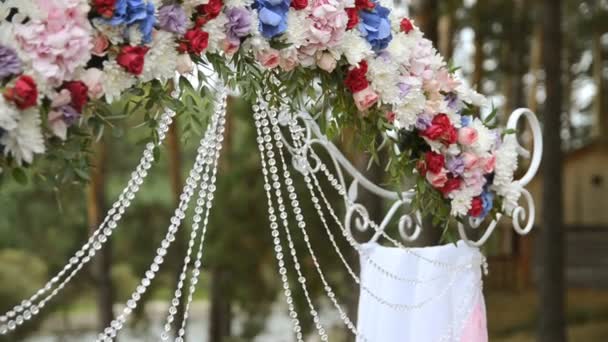 Hermoso arco para la ceremonia de boda floreció — Vídeos de Stock