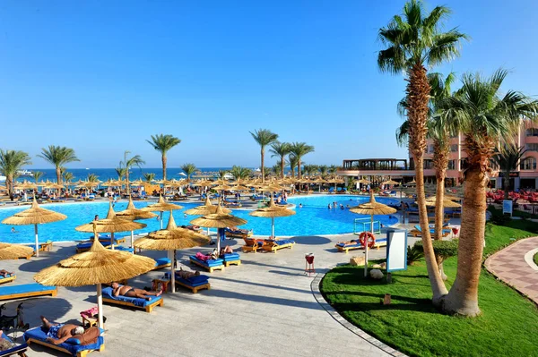 Hurghada, Egyiptom - 2013. október 14.: A turistákat a nyaralás: népszerű hotel, Hurghada, Egyiptom. — Stock Fotó
