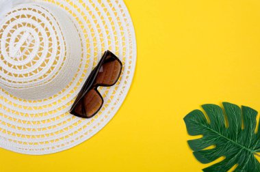 Boş alanı ile tatil metinler için en iyi görünümü gerekli modern genç bayan veya kız. Kadının yaz tatil aksesuarları. Plaj Moda, yaz konsepti. Trendy renkler. Seyahat aksesuarları.