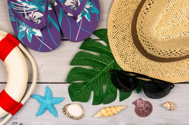 Seyahat aksesuarları ile metin için boş yer. Seyahat tatil kavramı. Yaz arka plan. Plaj Moda, yaz konsepti. Yol çerçeve kümesi. Düz yatıyordu, en iyi görünümü.