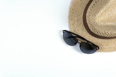 Metin için boş alan ile beyaz arka plan üzerinde seyahat aksesuarları. Seyahat tatil kavramı. Yaz arka plan. Yol çerçeve kümesi. Düz yatıyordu, en iyi görünümü.