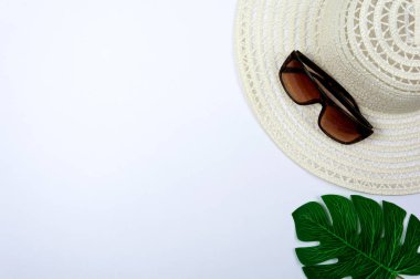 Metin için boş alan ile beyaz arka plan üzerinde seyahat aksesuarları. Seyahat tatil kavramı. Yaz arka plan. Yol çerçeve kümesi. Düz yatıyordu, en iyi görünümü.