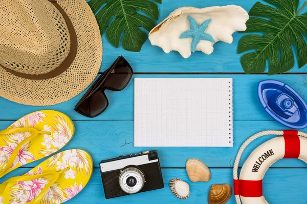 Traveler accessories with empty space for text. Travel vacation concept. Summer background. Beach fashion , summer concept. Road frame set. Flat lay, top view. — Stock Photo, Image