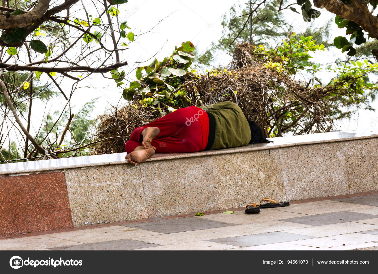Азиатка бомж. Бездомные Индии спят на улице. Девушка бездомная Азия.