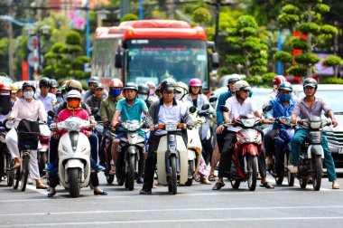 Vung Tau, Vietnam - 29 Ocak 2018: İnsanlar üzerinde motosiklet bir dönüm noktasında durmak ve bir trafik ışığı yeşil ışık için bekleyin