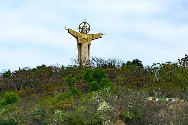 Jézus Krisztus a Nui Lon (nagy-hegy) szobra. Vung Tau, Vietnam. — Stock Fotó