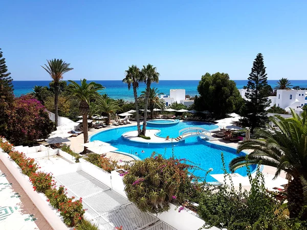 Hammamet, Túnez - 25 de julio de 2017: Los turistas se relajan junto a la piscina del hotel Club Novostar Sol Azur Beach Congres — Foto de Stock