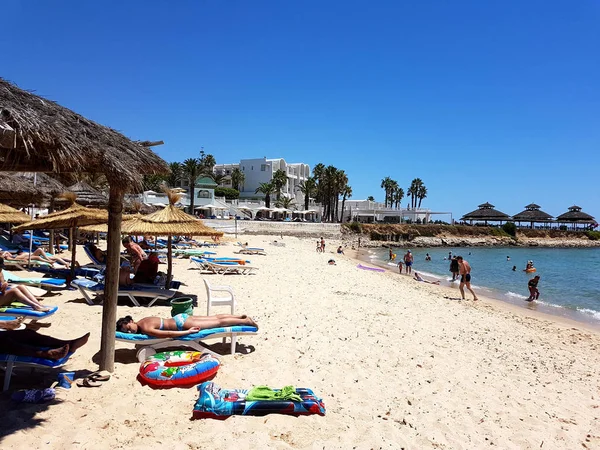 Hammamet, Túnez - 25 de julio de 2017: La gente se relaja en la playa del hotel Club Novostar Sol Azur Beach Congres — Foto de Stock