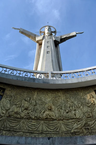 Vung Tau, Vietnã - 12 de novembro de 2014: Estátua de Jesus no Monte Nho, na cidade de Vung Tau. Vietname — Fotografia de Stock